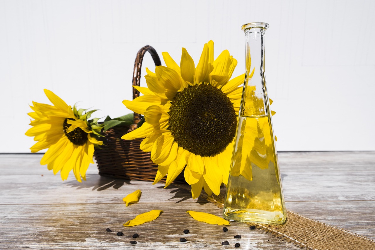 oil, sunflower oil, flower wallpaper, edible oil, food, nourishment, cook, sunflower, bottle, flower, plant, flora, yellow, summer, beautiful flowers, blossom, bloom, nature, flower background, bloom, sunflower seeds, kernels, seeds